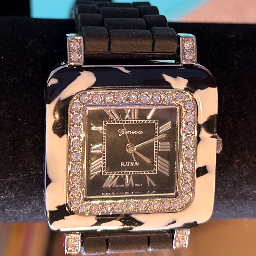 NWOT Ladies Geneva Platinum watch. EXCELLENT NEW CONDITION.casual funky trendy